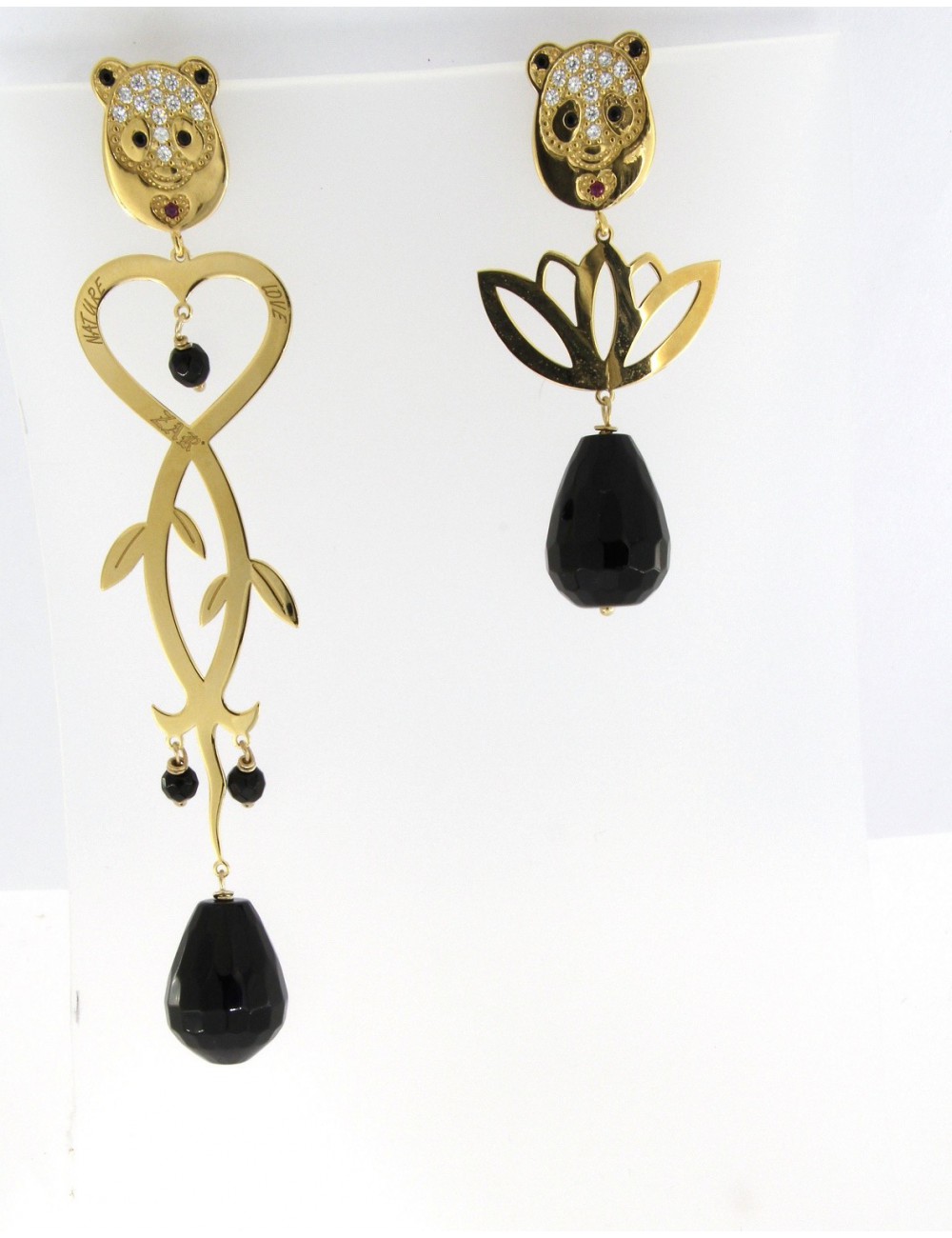 Orecchini asimmetrici Linea Panda in argento 925 con zirconi e onice Orecchini asimmetrici Linea Panda in argento 925 con zirconi e onice