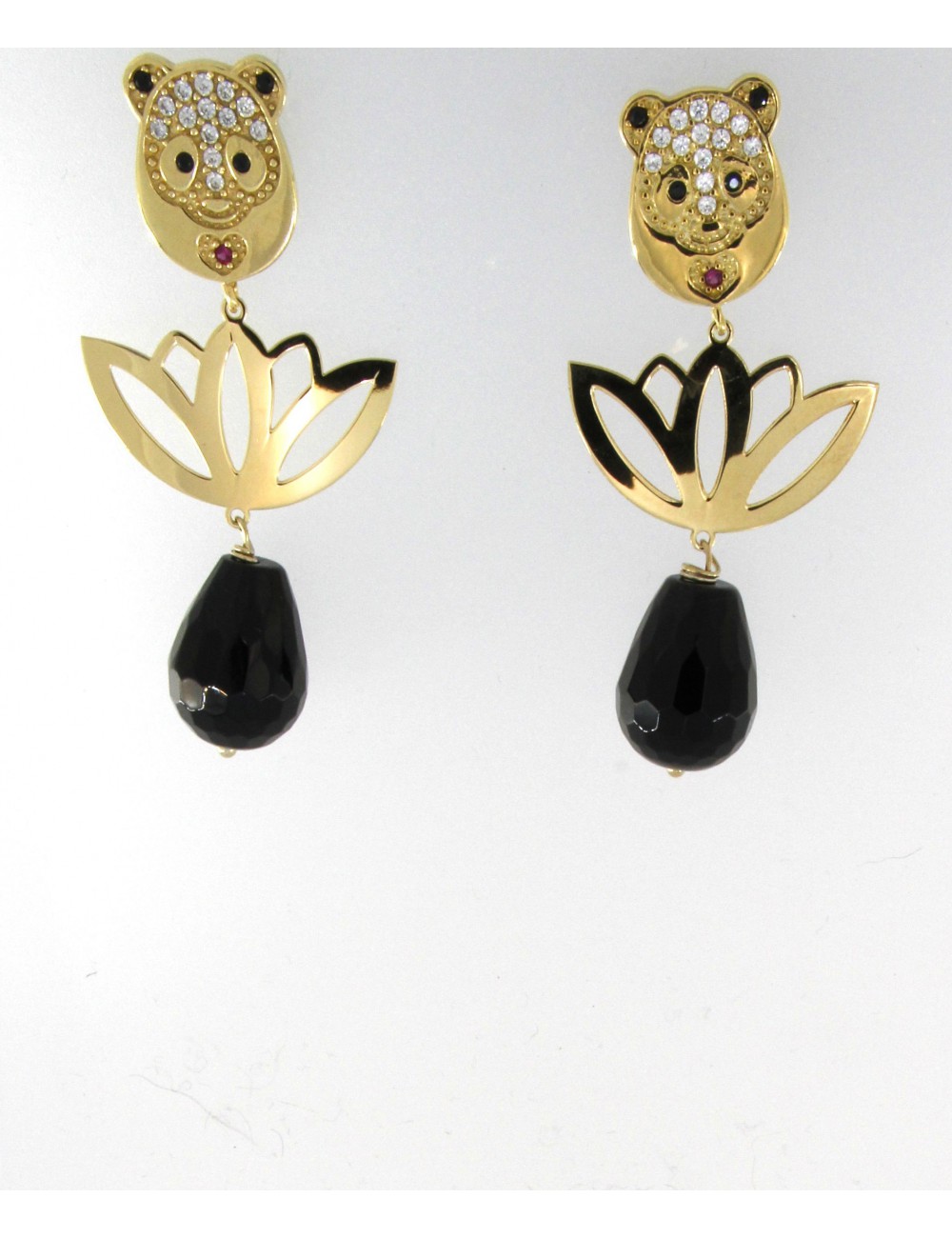 Orecchini corti Linea Panda in argento 925 con zirconi e onice Orecchini corti Linea Panda in argento 925 con zirconi e onice