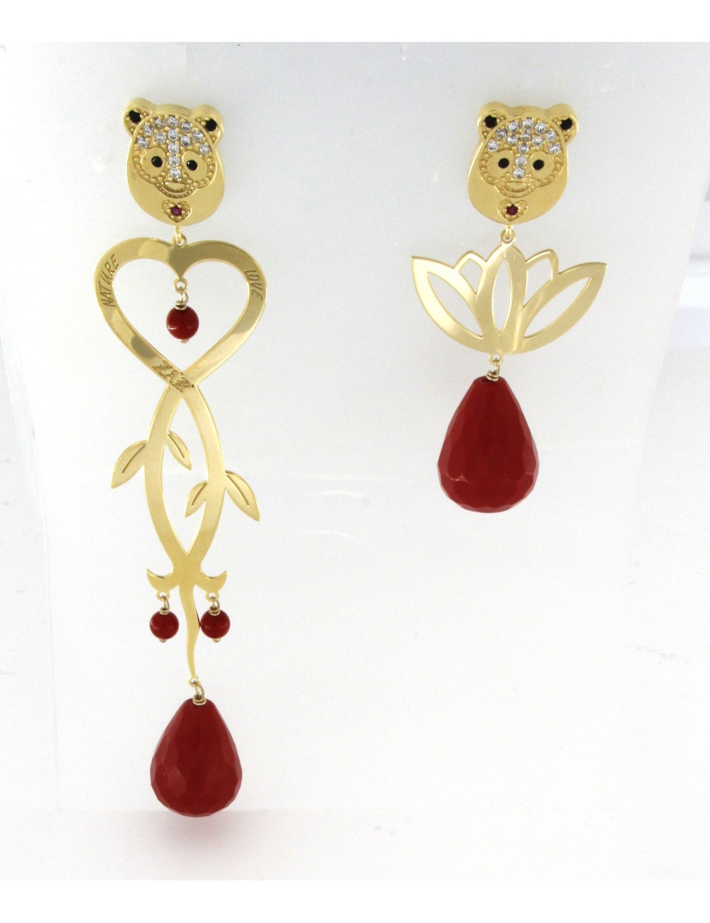 Orecchini asimmetrici Linea Panda in argento 925 con zirconi e pasta di corallo Orecchini asimmetrici Linea Panda in argento 925 con zirconi e pasta di corallo
